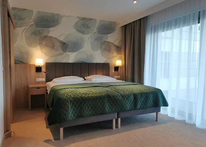 Skal Medi & ウストロニエ・モルスキエ