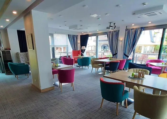 Skal Medi & 4* ウストロニエ・モルスキエ